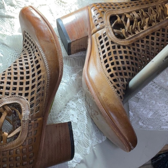 Freebird by Steven. Made in Mexico.  Leather sole.  Size 10.  Lattice pattern. - Picture 3 of 16